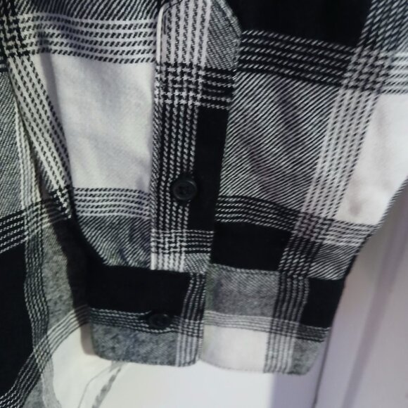 Old Navy Women's Black White Plaid Flannel Button Down Boyfriend Shirt - Picture 5 of 9